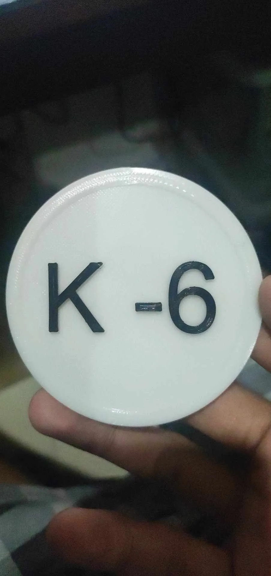 Huy hiệu Oppenheimer K-6 trong bộ phim Oppenheimer