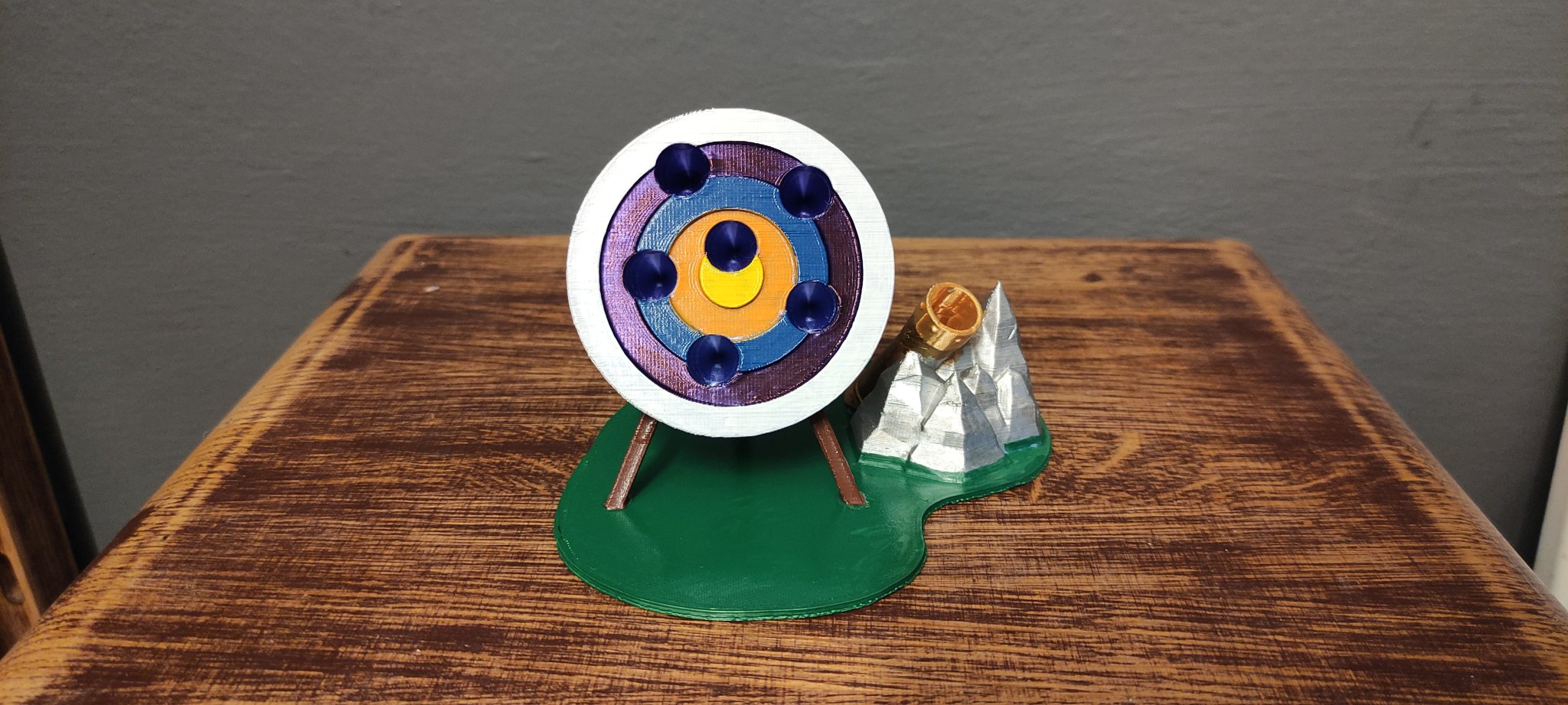 Giá đỡ bút hình mục tiêu bắn cung với đế chắc chắn