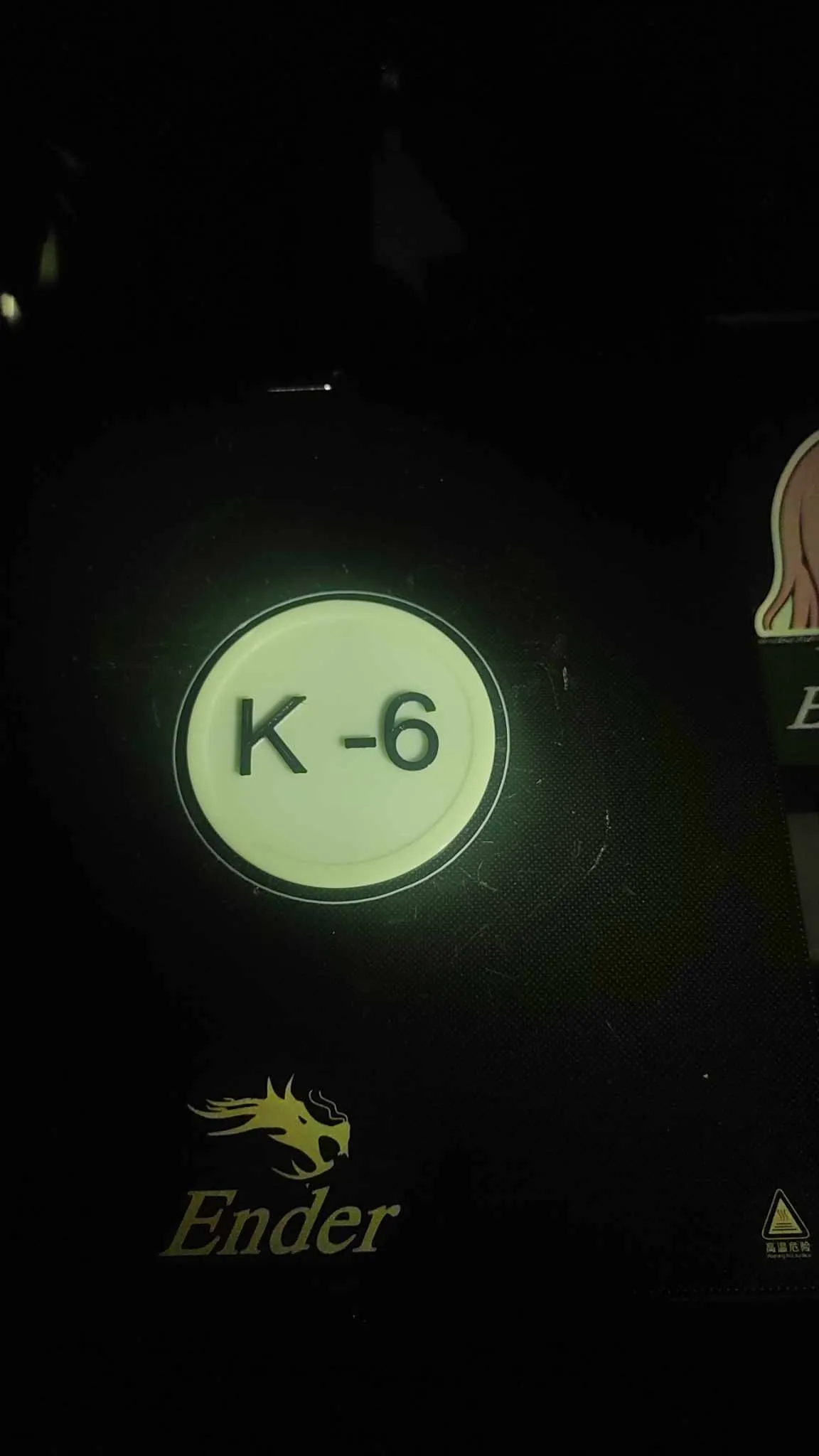 Huy hiệu Oppenheimer K-6 trong bộ phim Oppenheimer