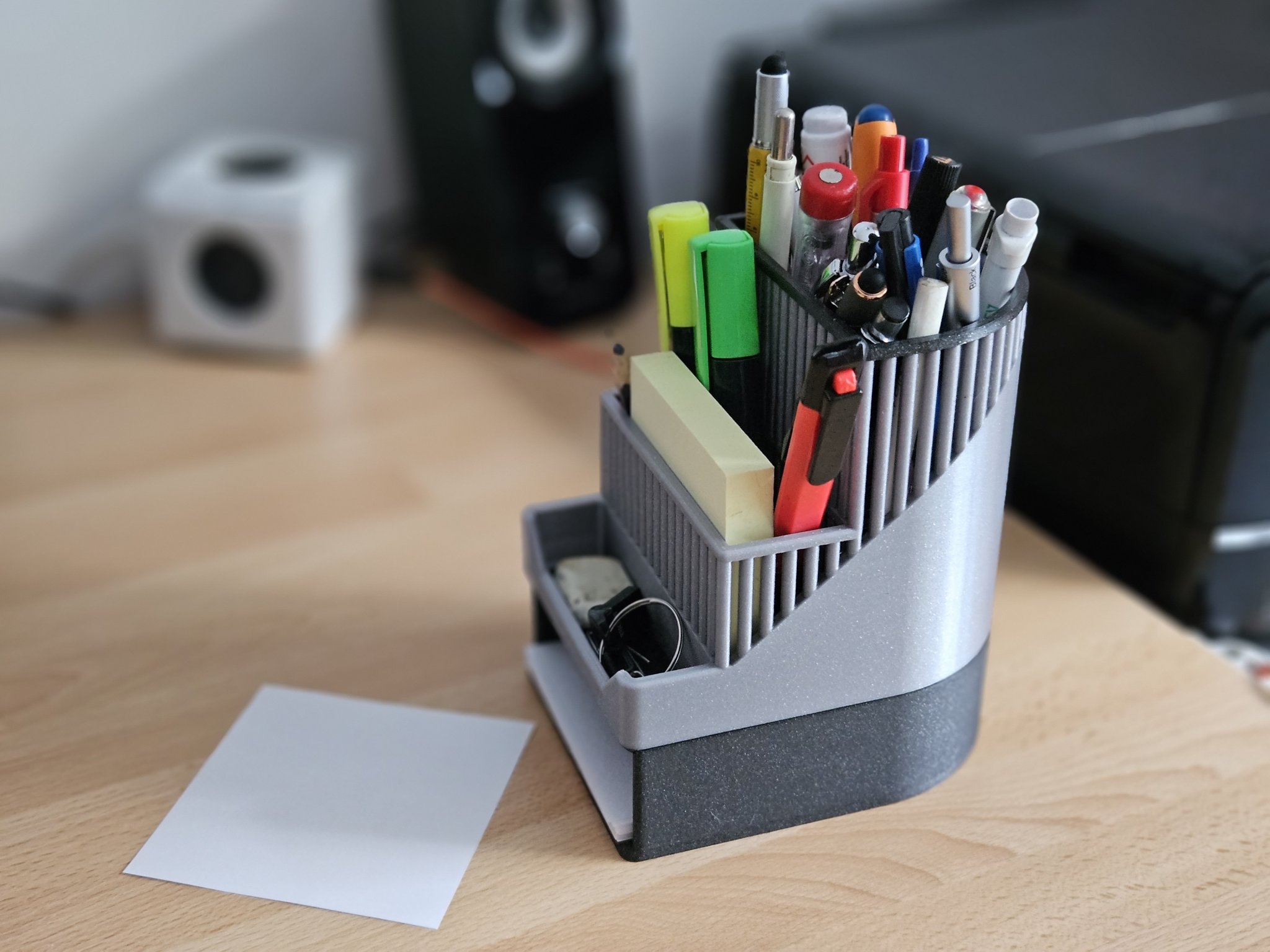 Giá đỡ bút thiết kế hiện đại cho bàn làm việc