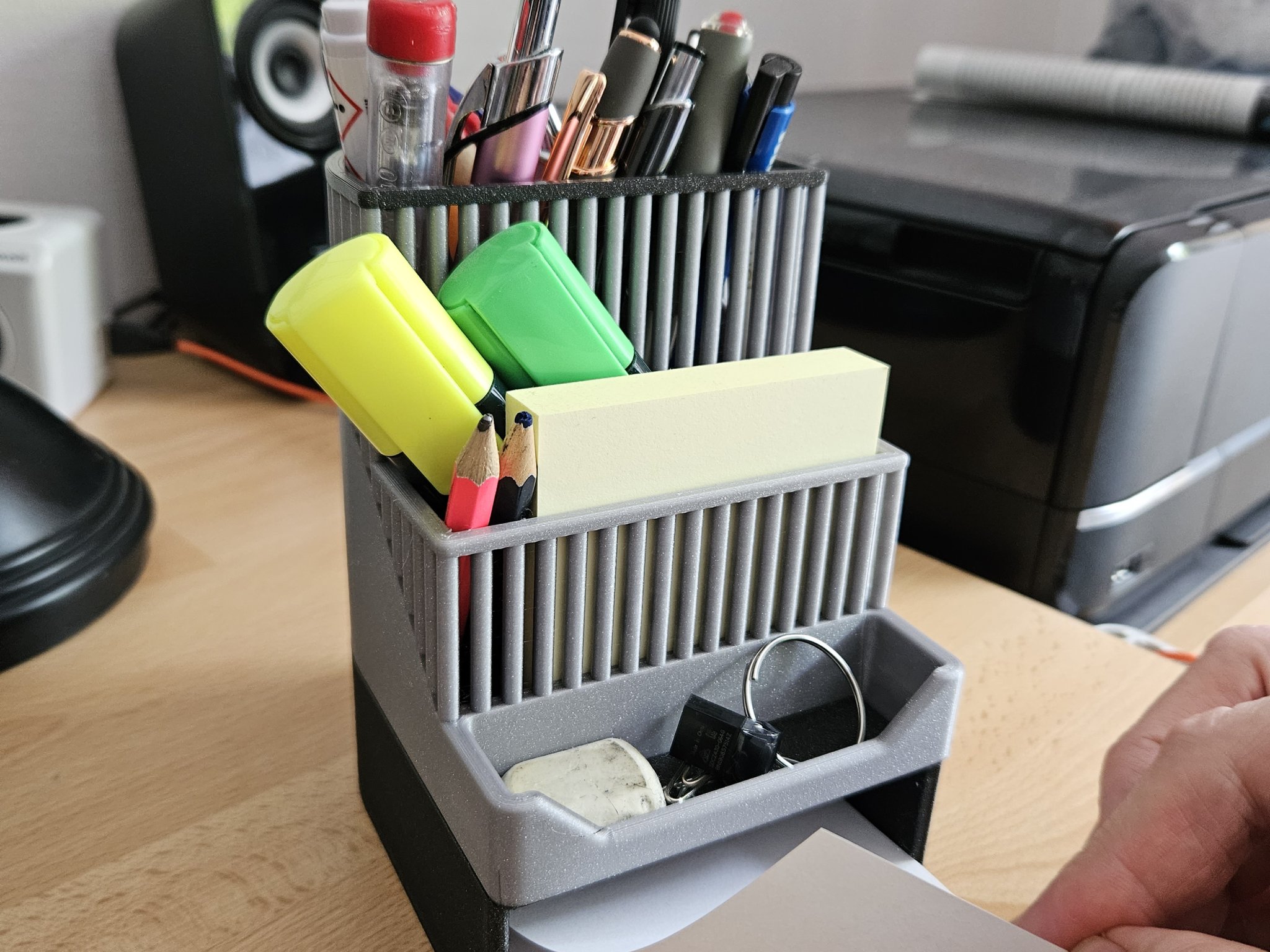 Giá đỡ bút thiết kế hiện đại cho bàn làm việc