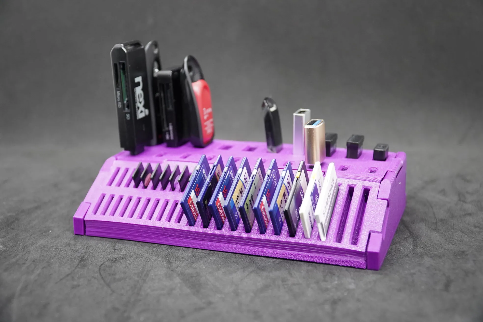 Giá đỡ USB và thẻ SD gập lại tiện lợi