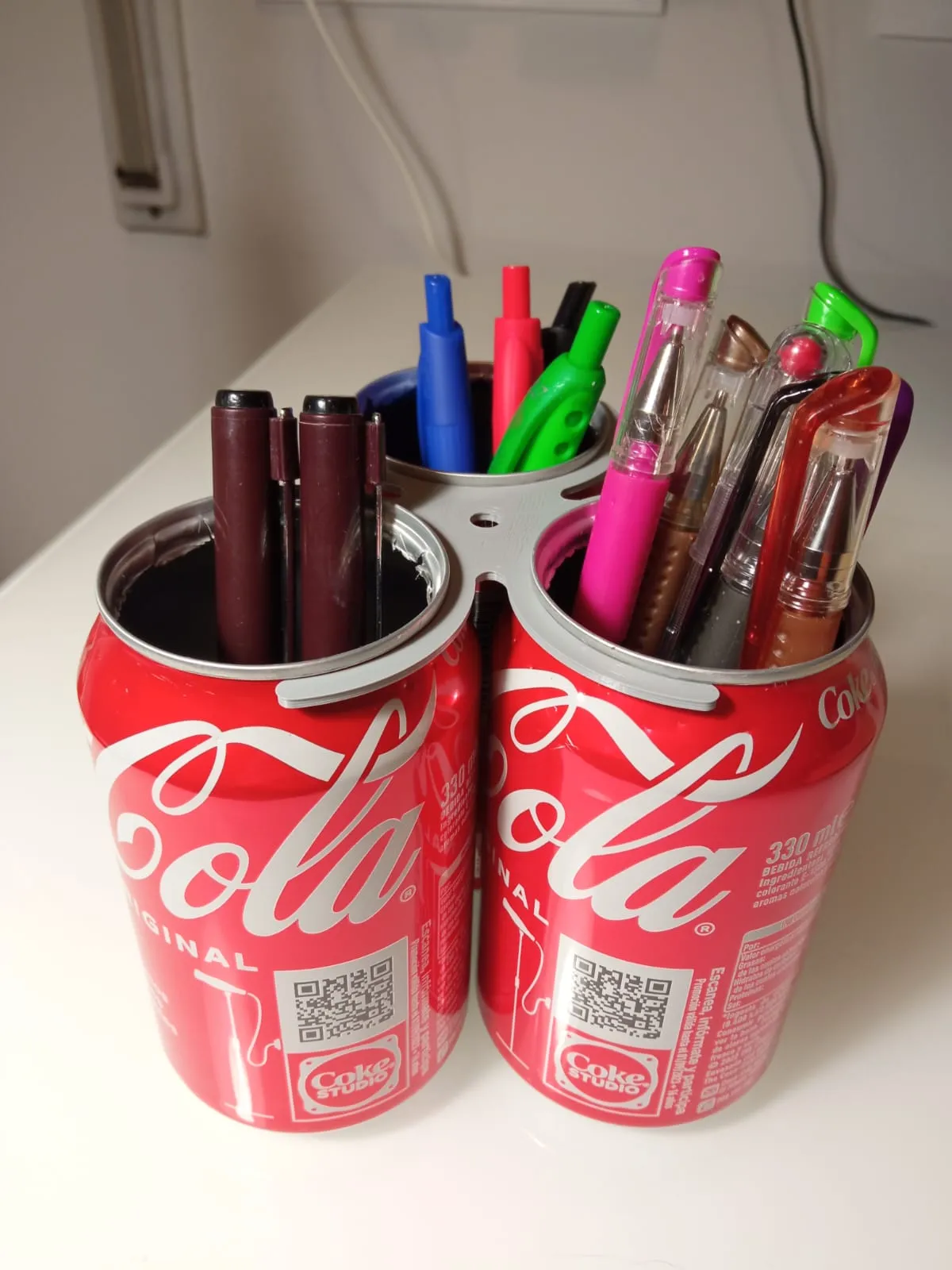 Giá đỡ bút làm từ lon nước uống