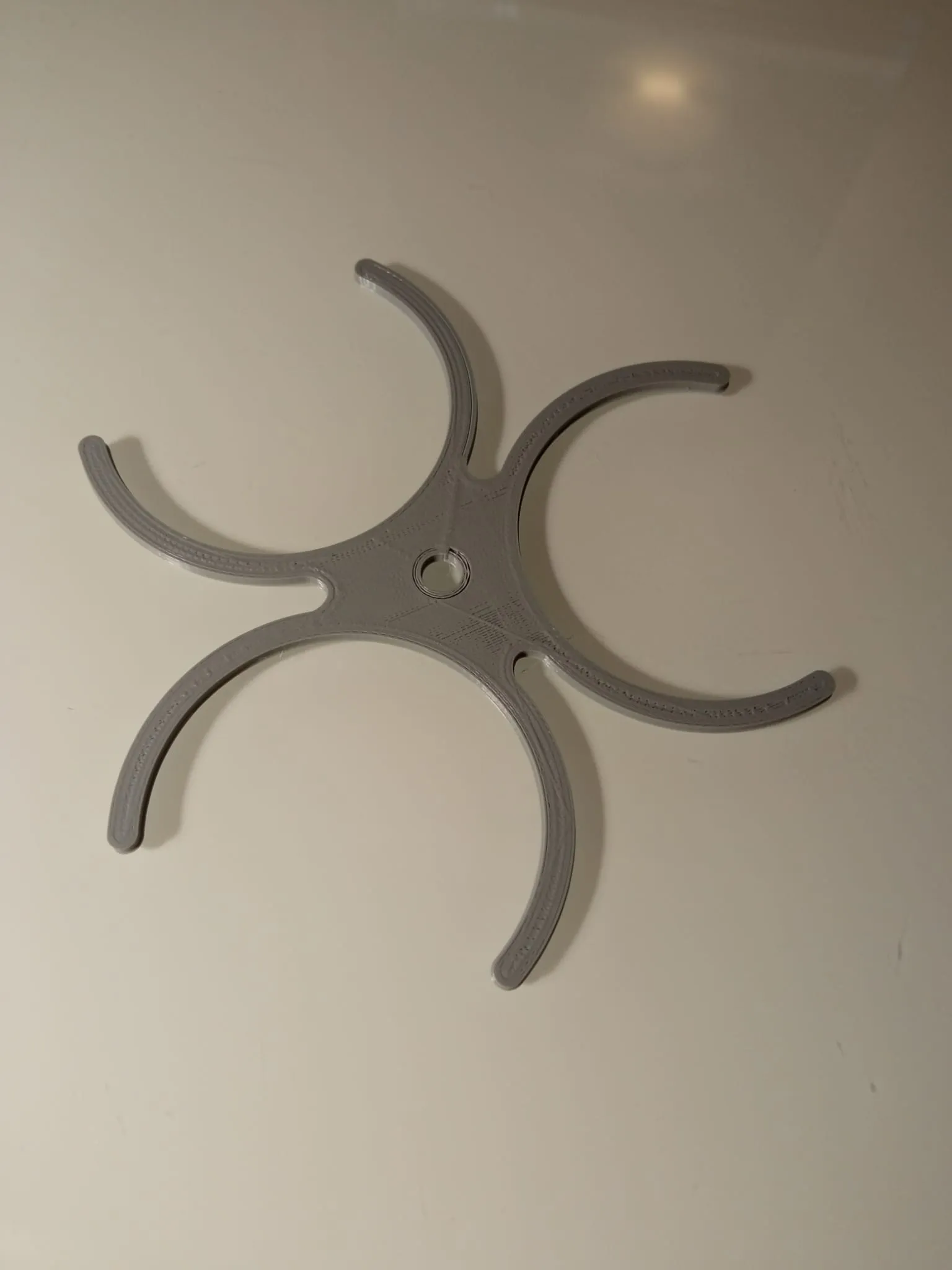 Giá đỡ bút làm từ lon nước uống