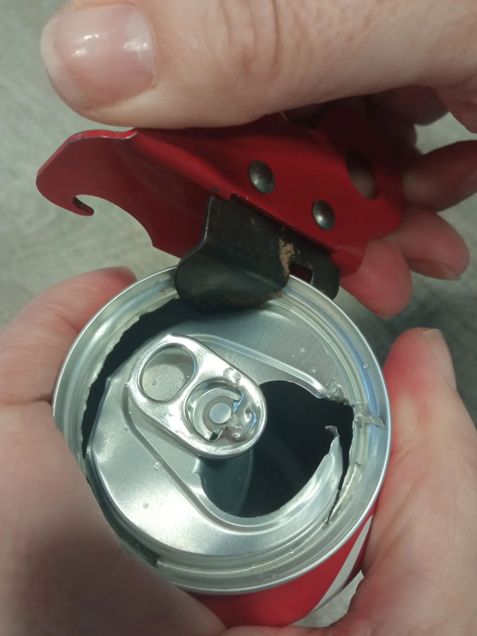 Giá đỡ bút làm từ lon nước uống