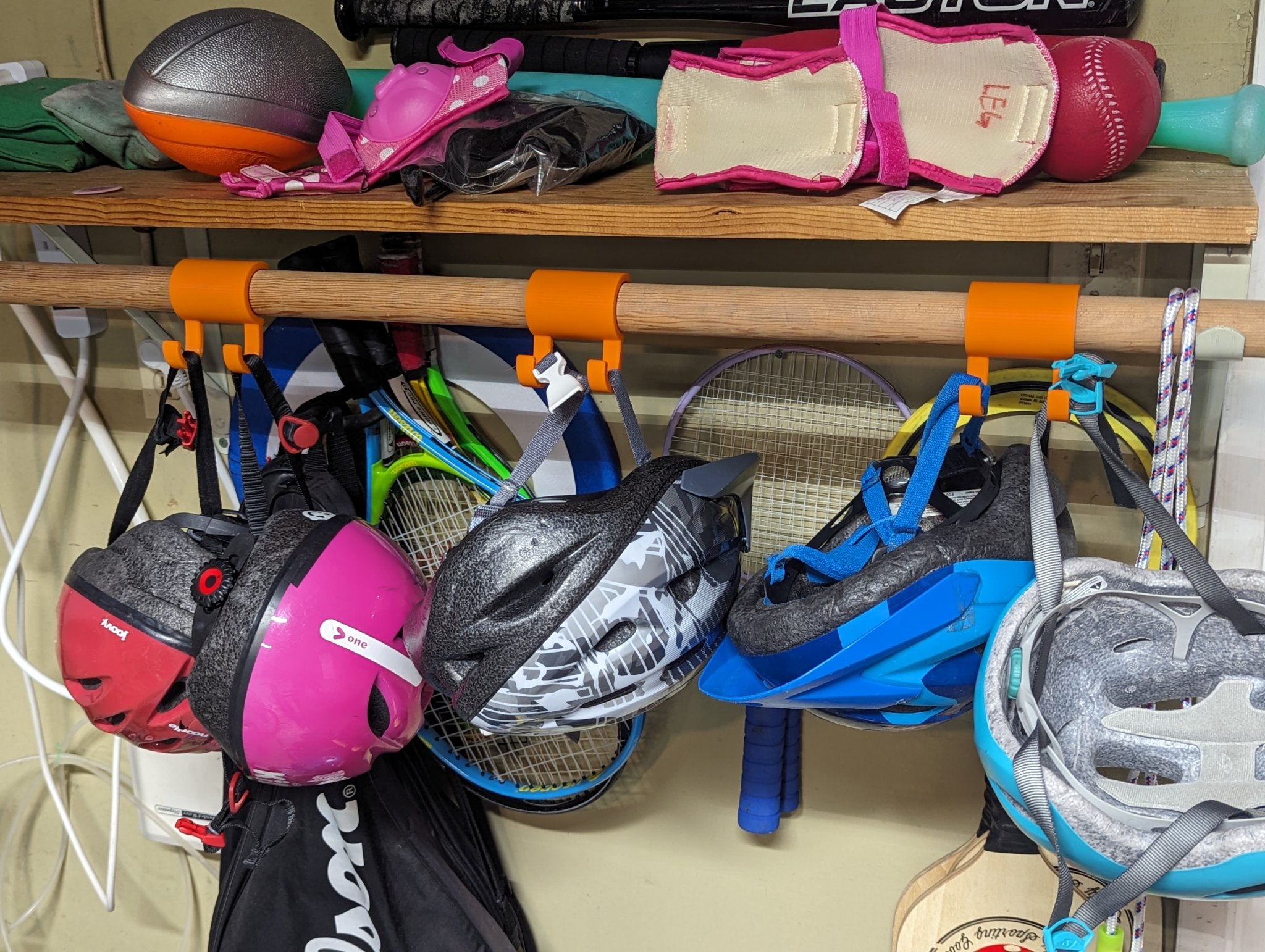 Móc treo cho quần áo bằng băng dính hai mặt