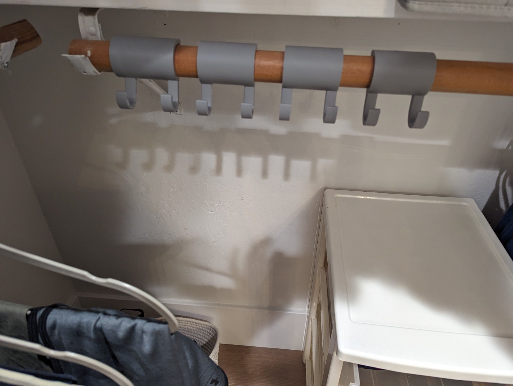 Móc treo cho quần áo bằng băng dính hai mặt