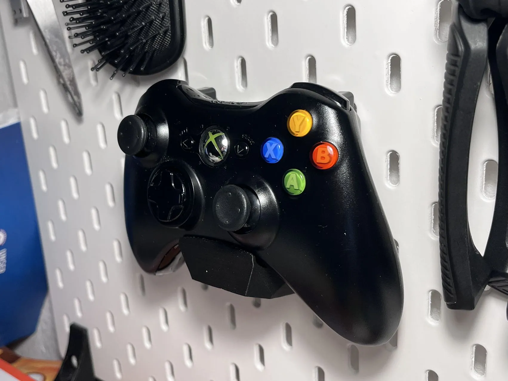 Giá đỡ tay cầm XBOX360 treo trên bảng Skadis của Ikea