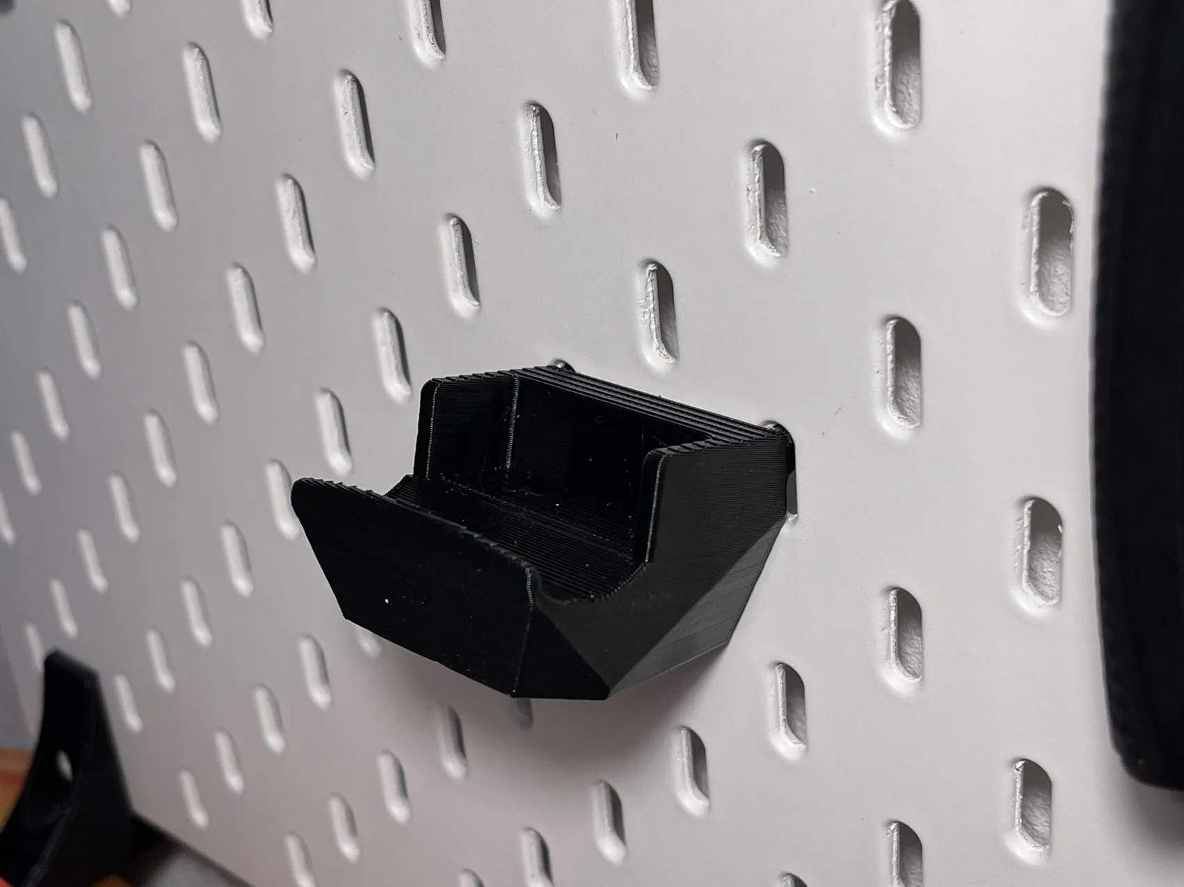 Giá đỡ tay cầm XBOX360 treo trên bảng Skadis của Ikea