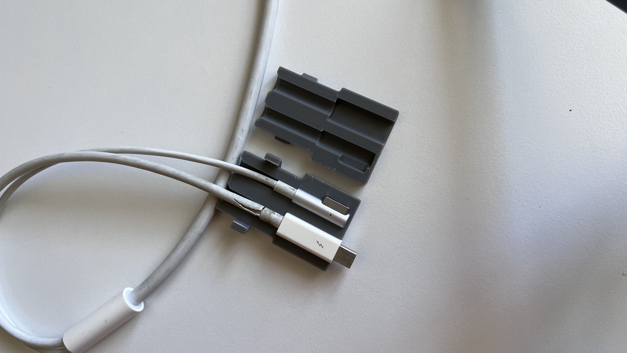 Vỏ cáp cho màn hình Thunderbolt Display 27 inch của Apple