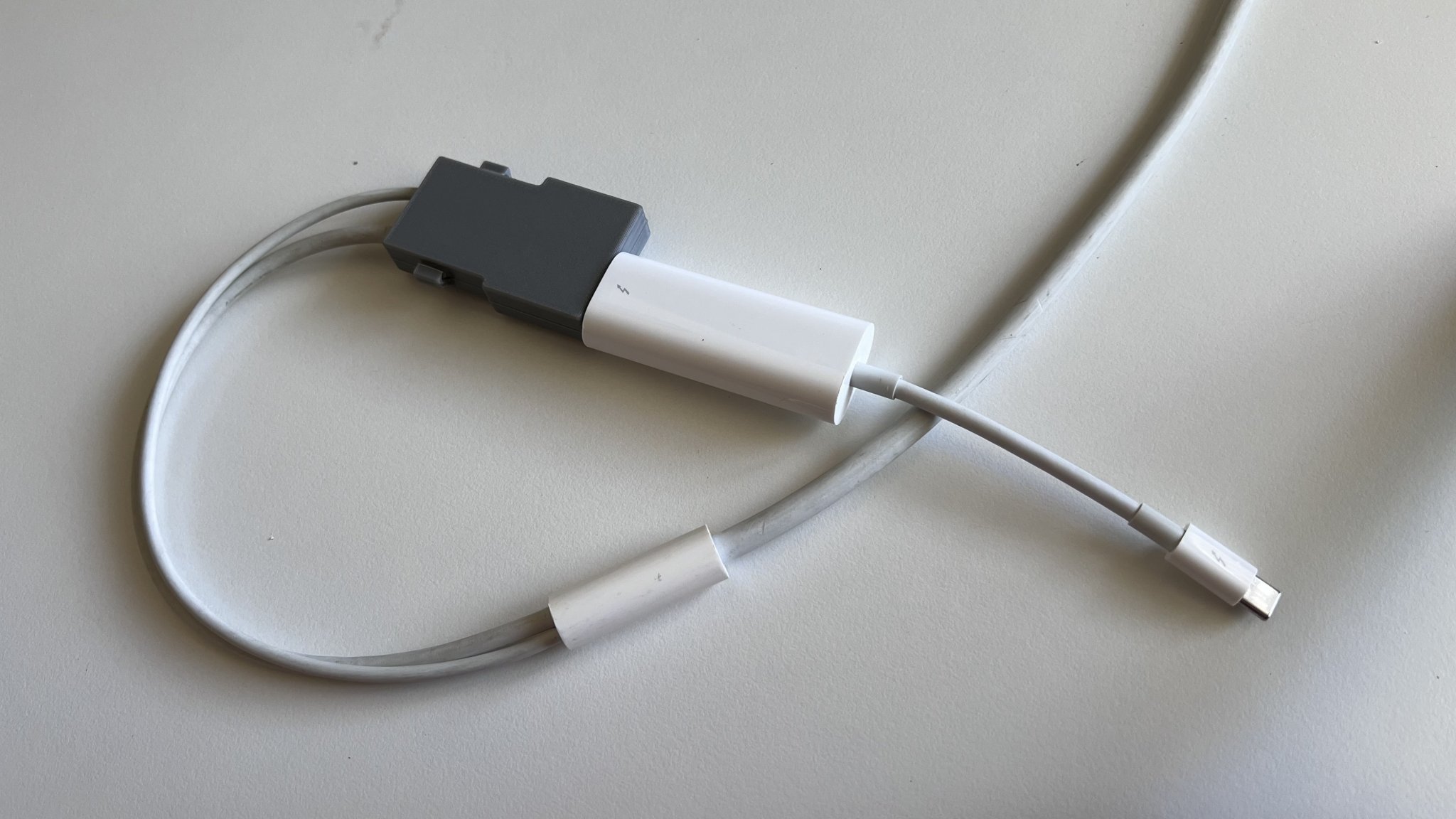 Vỏ cáp cho màn hình Thunderbolt Display 27 inch của Apple