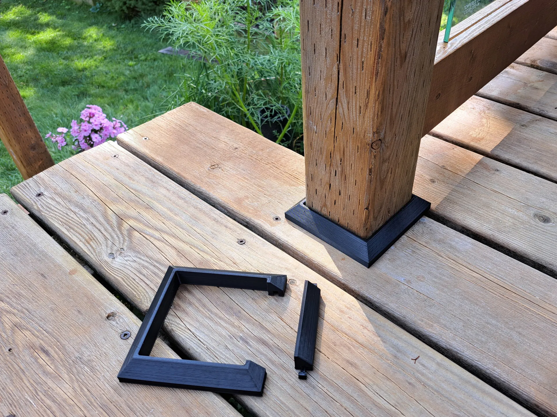 Viền 4x4 cho cột deck ẩn khe hở giữa các tấm sàn