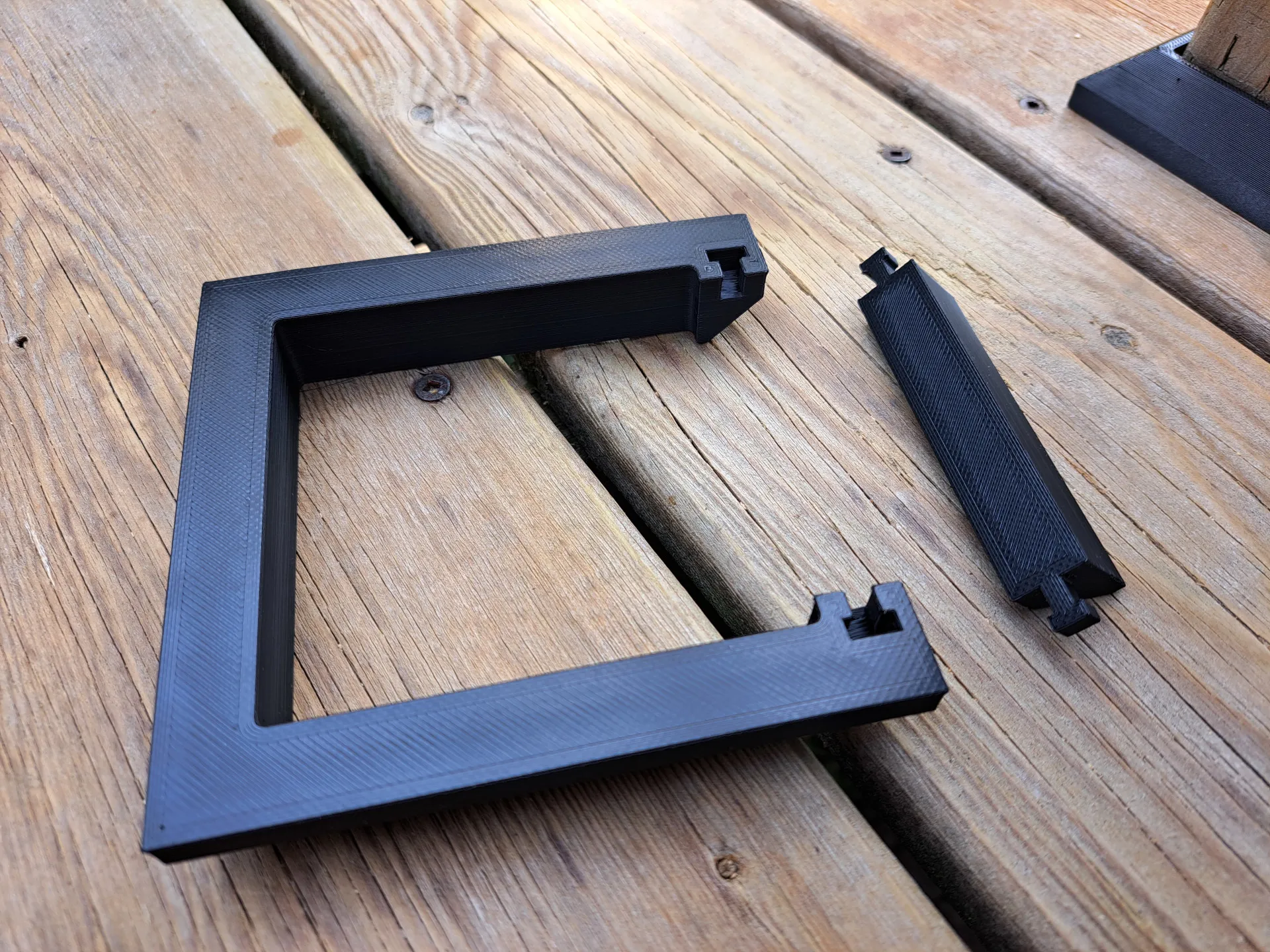 Viền 4x4 cho cột deck ẩn khe hở giữa các tấm sàn