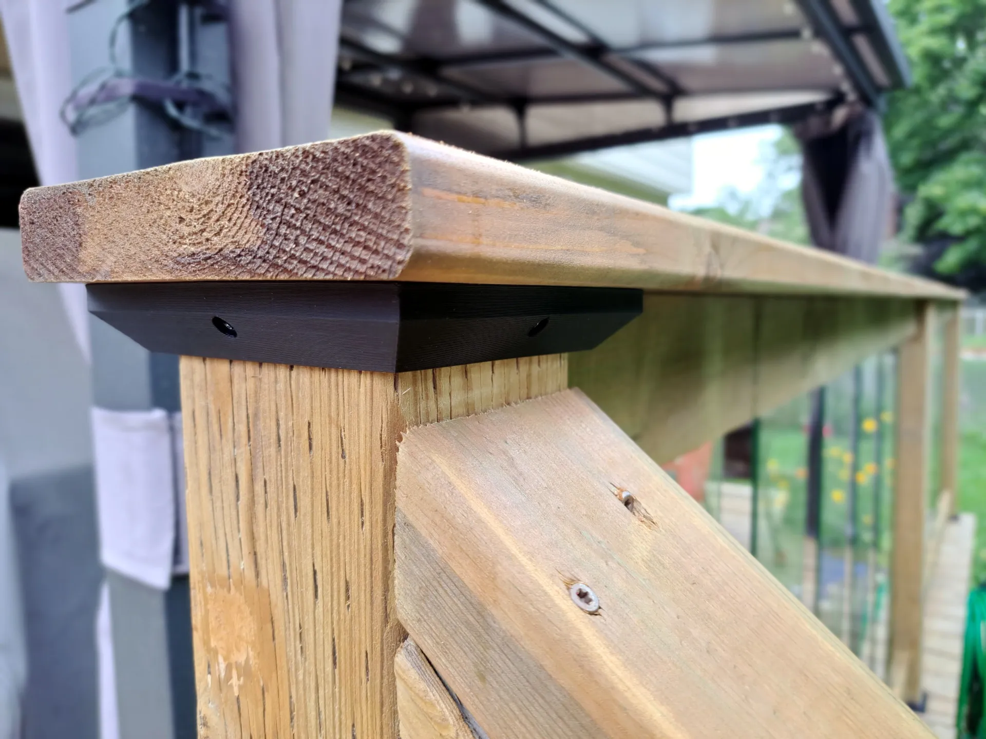 Viền 4x4 cho cột deck ẩn khe hở giữa các tấm sàn