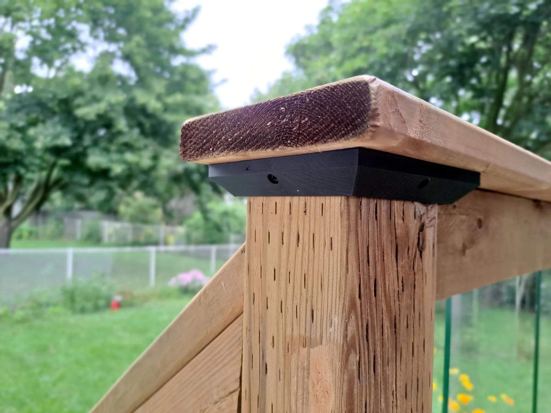 Viền 4x4 cho cột deck ẩn khe hở giữa các tấm sàn