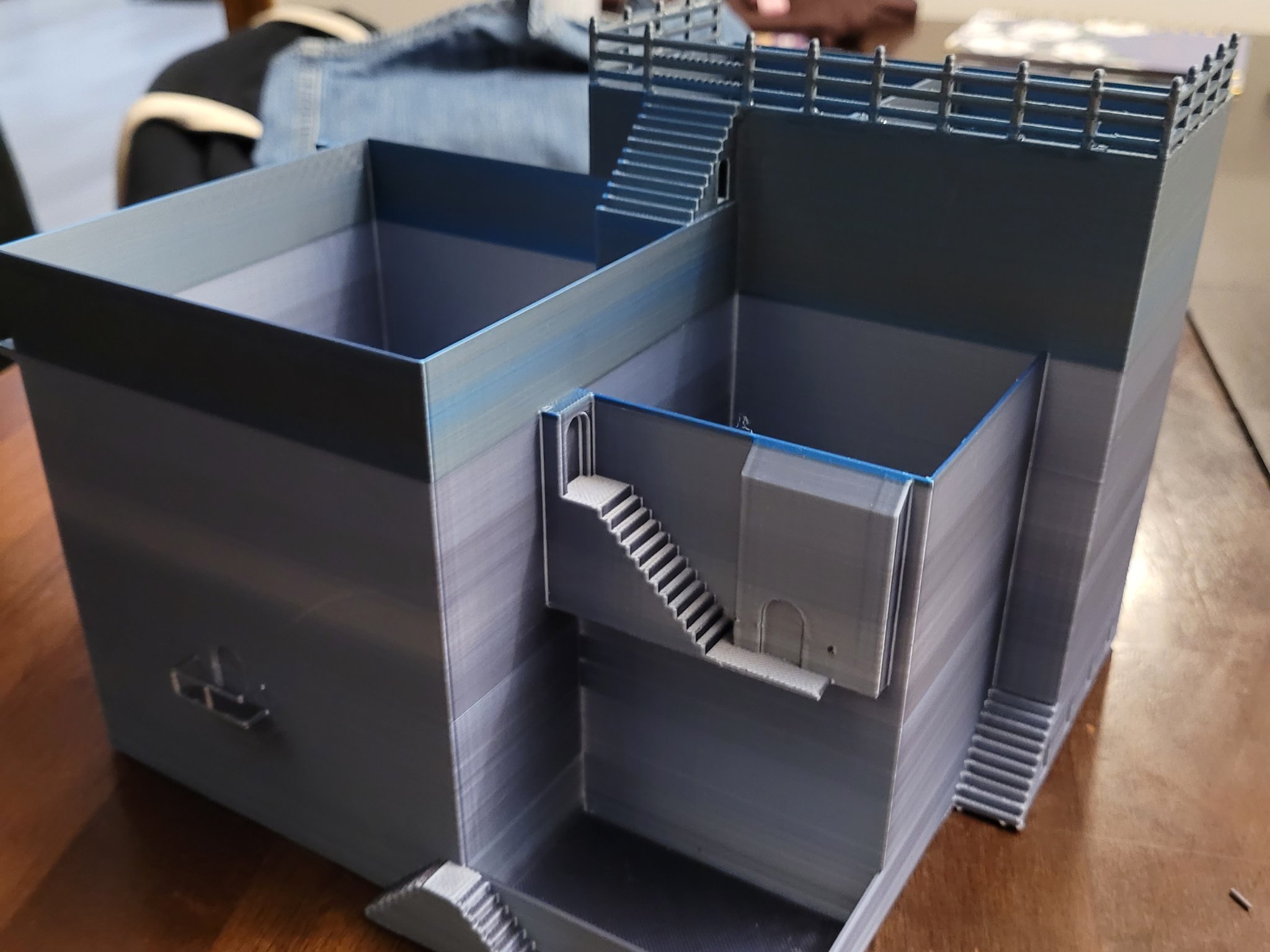 Chậu cây kiêm giá đỡ bút lấy cảm hứng từ MC Escher