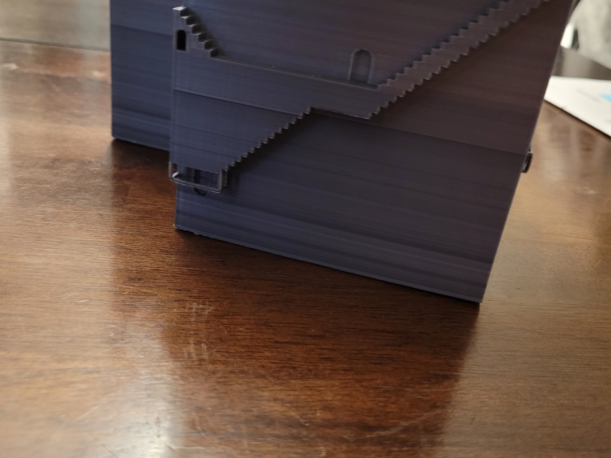 Chậu cây kiêm giá đỡ bút lấy cảm hứng từ MC Escher