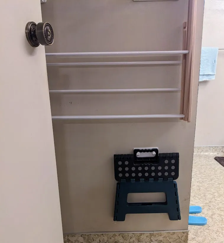 Giá treo tường cho thang gấp nhỏ gọn