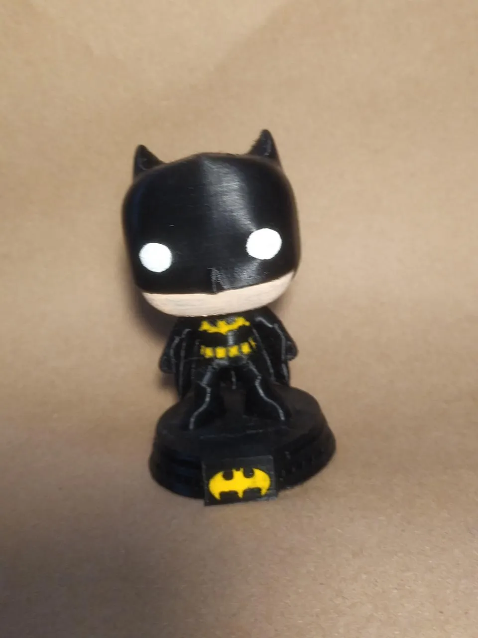 Đế cho nhân vật hành động Batman với logo nổi bật