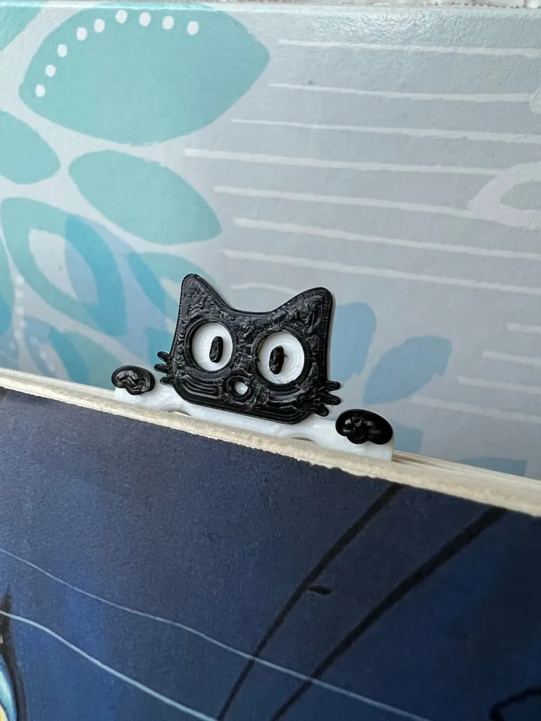 Dấu sách mèo đang peek qua trang sách