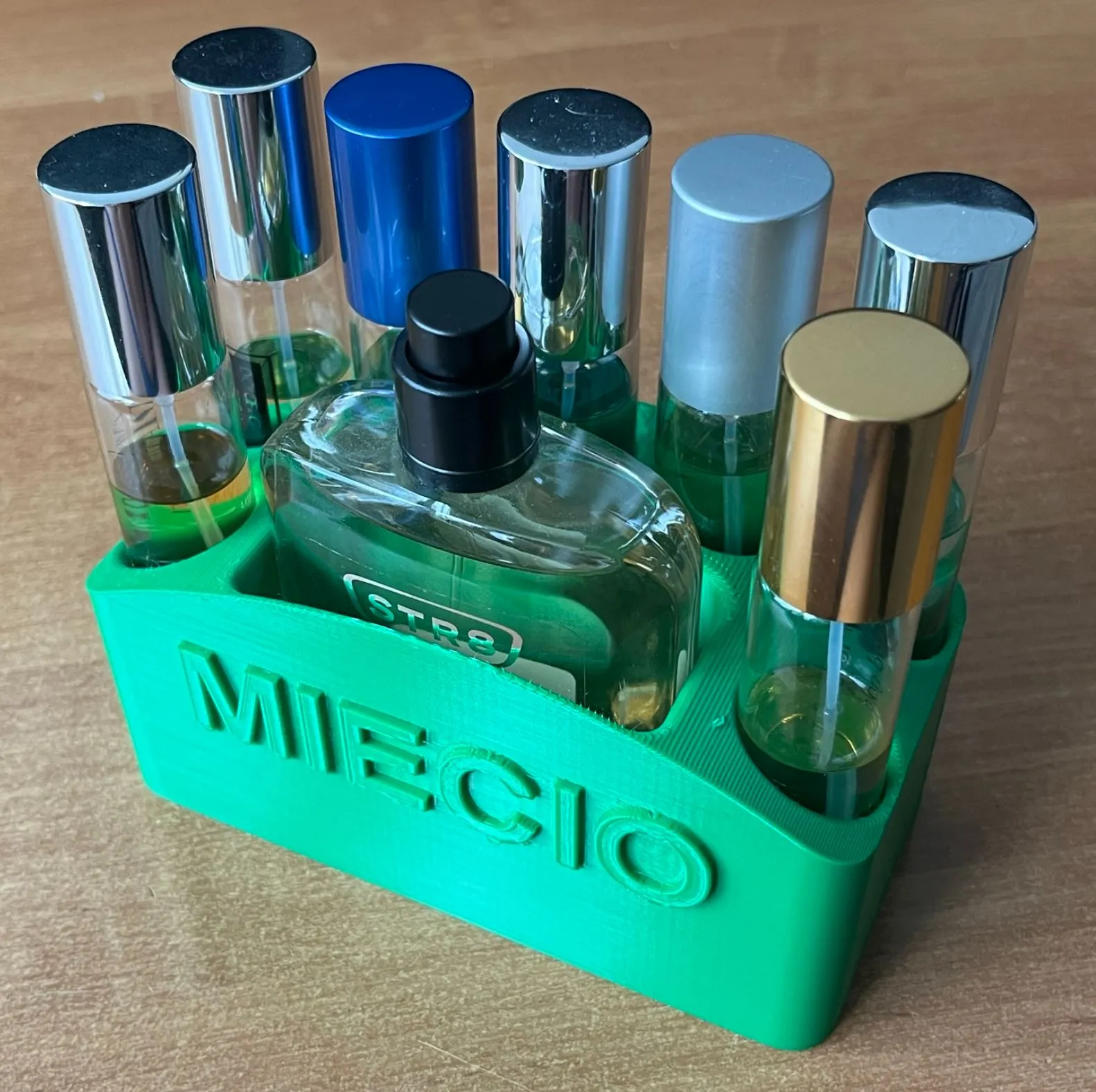 Hộp đựng nước hoa và bút chì cho nam giới