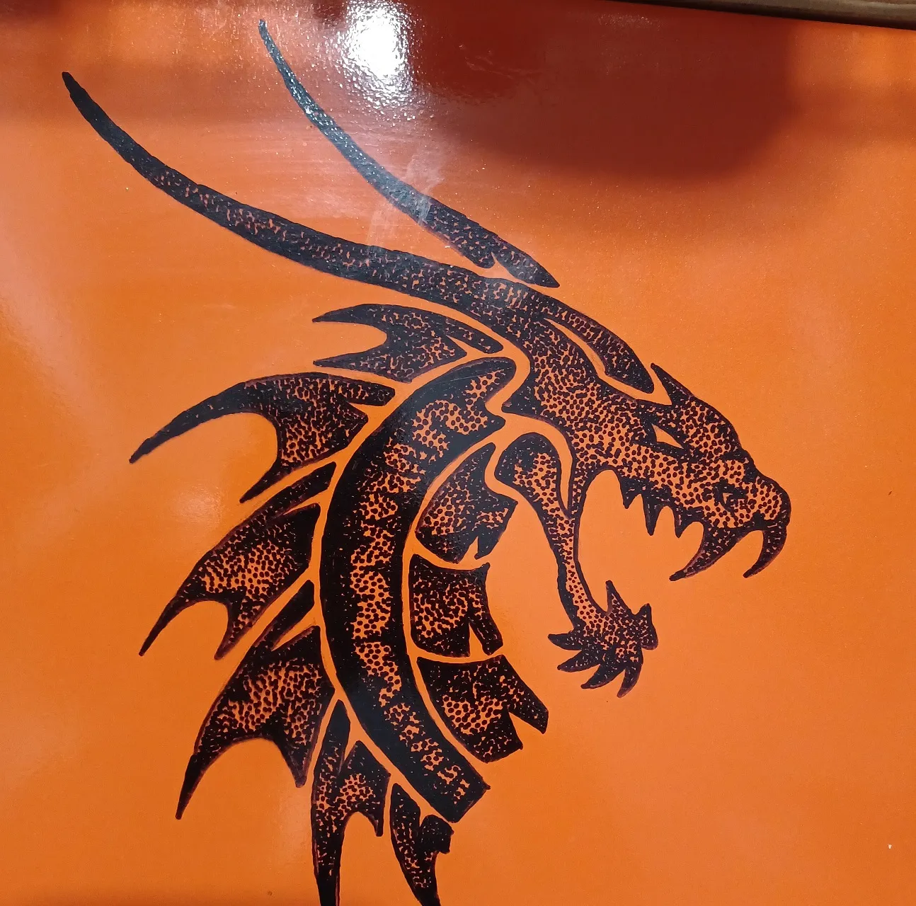 Rồng vẽ trên vỏ máy tính cũ từ năm 1998