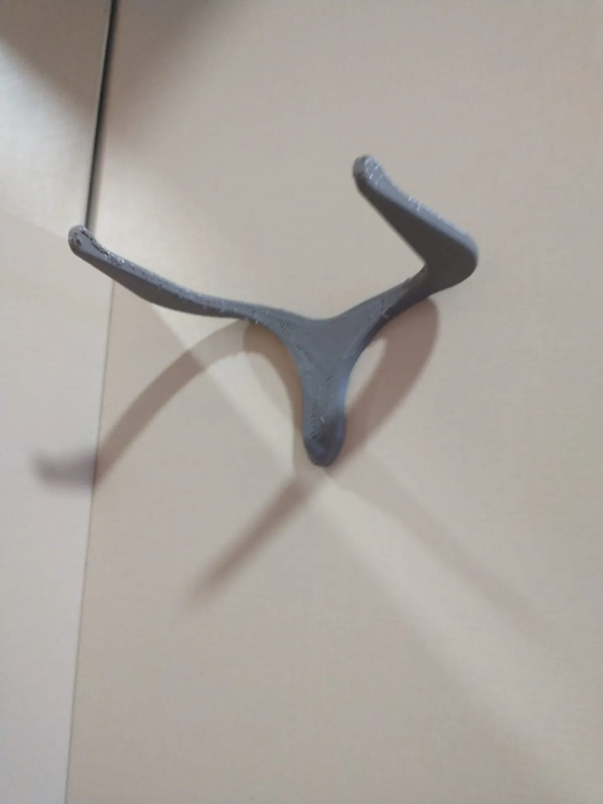 Giá đỡ kính và điều khiển TV kiểu tối giản