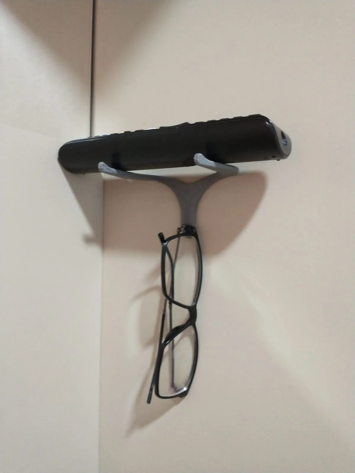 Giá đỡ kính và điều khiển TV kiểu tối giản