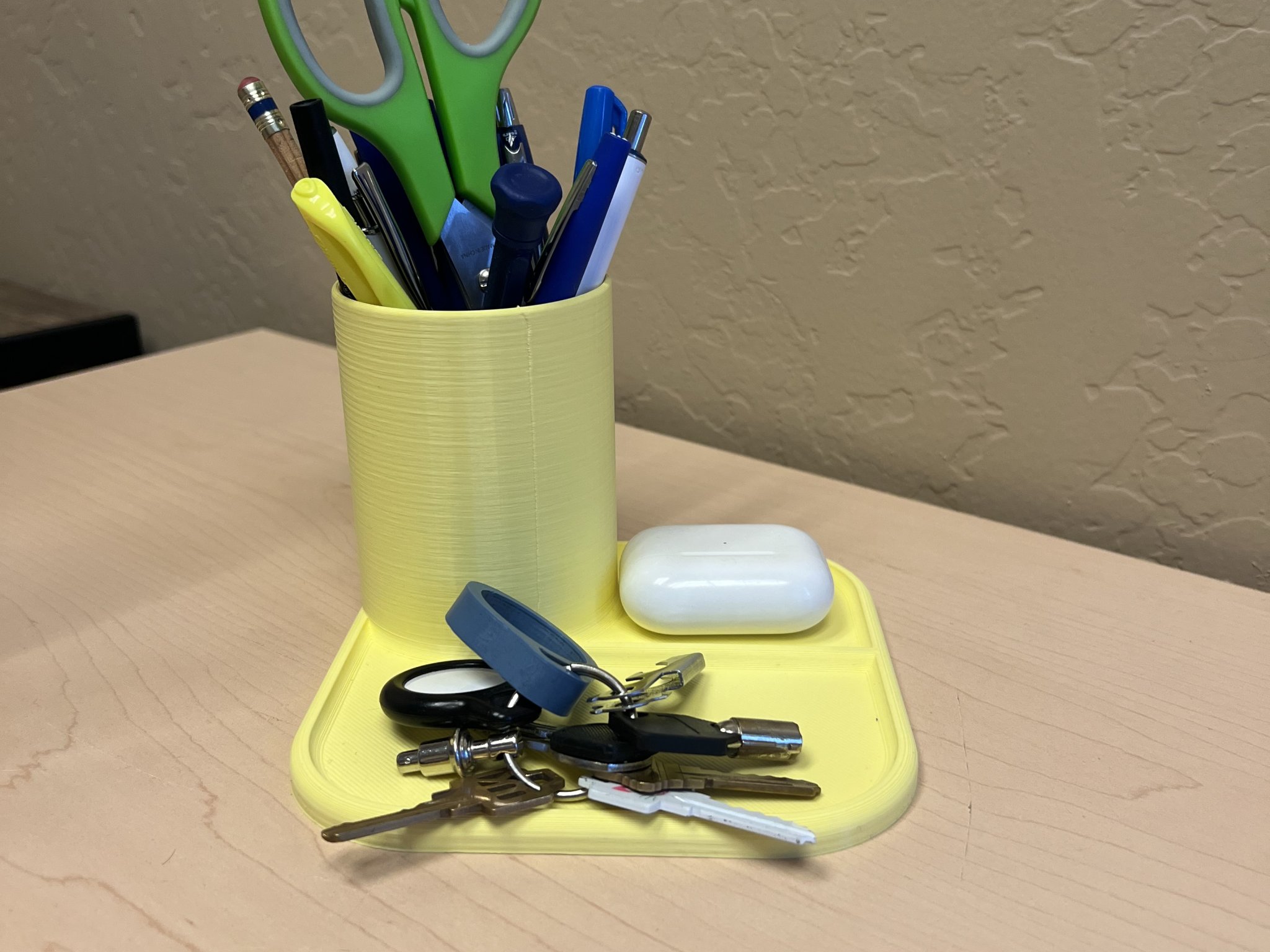 Khay đựng đồ và cốc bút cho bàn làm việc