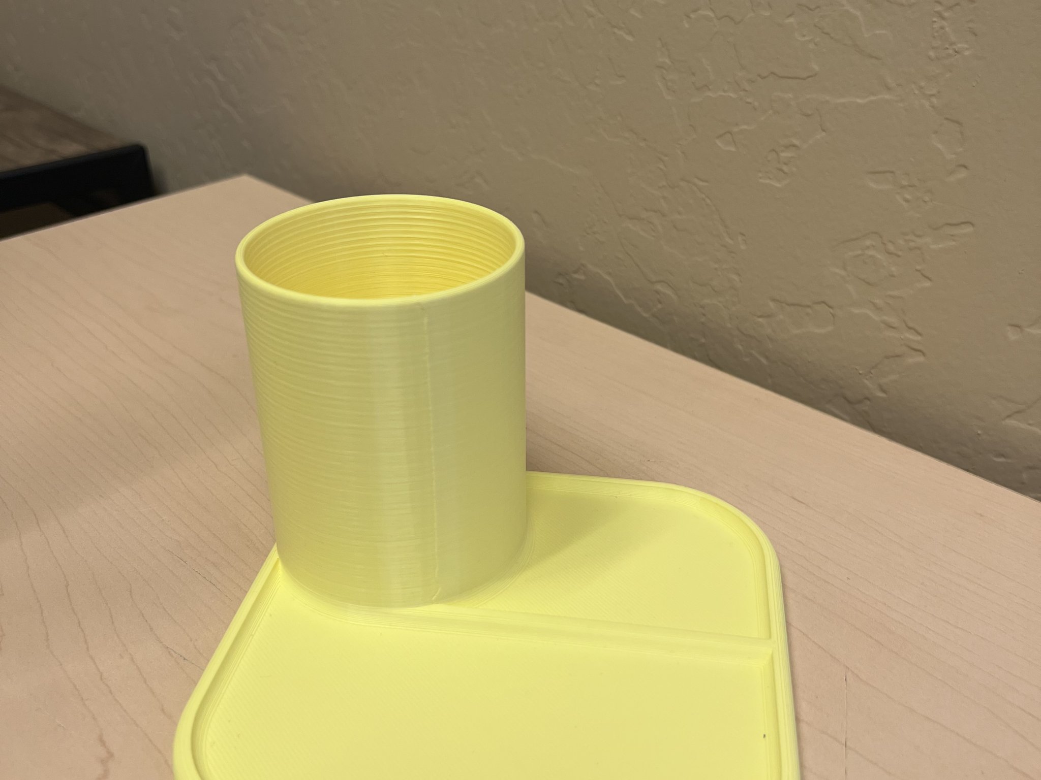 Khay đựng đồ và cốc bút cho bàn làm việc