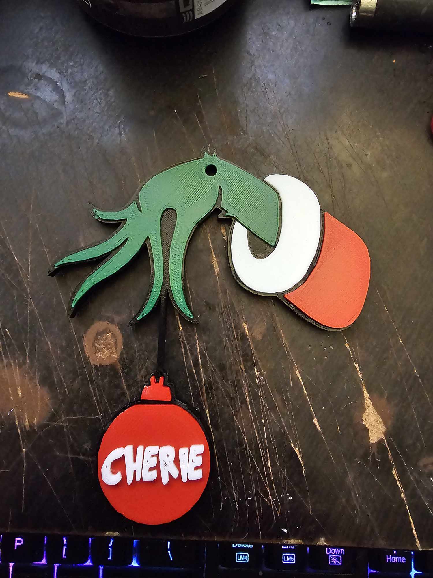 Grinch cầm đồ trang trí Giáng Sinh 3D