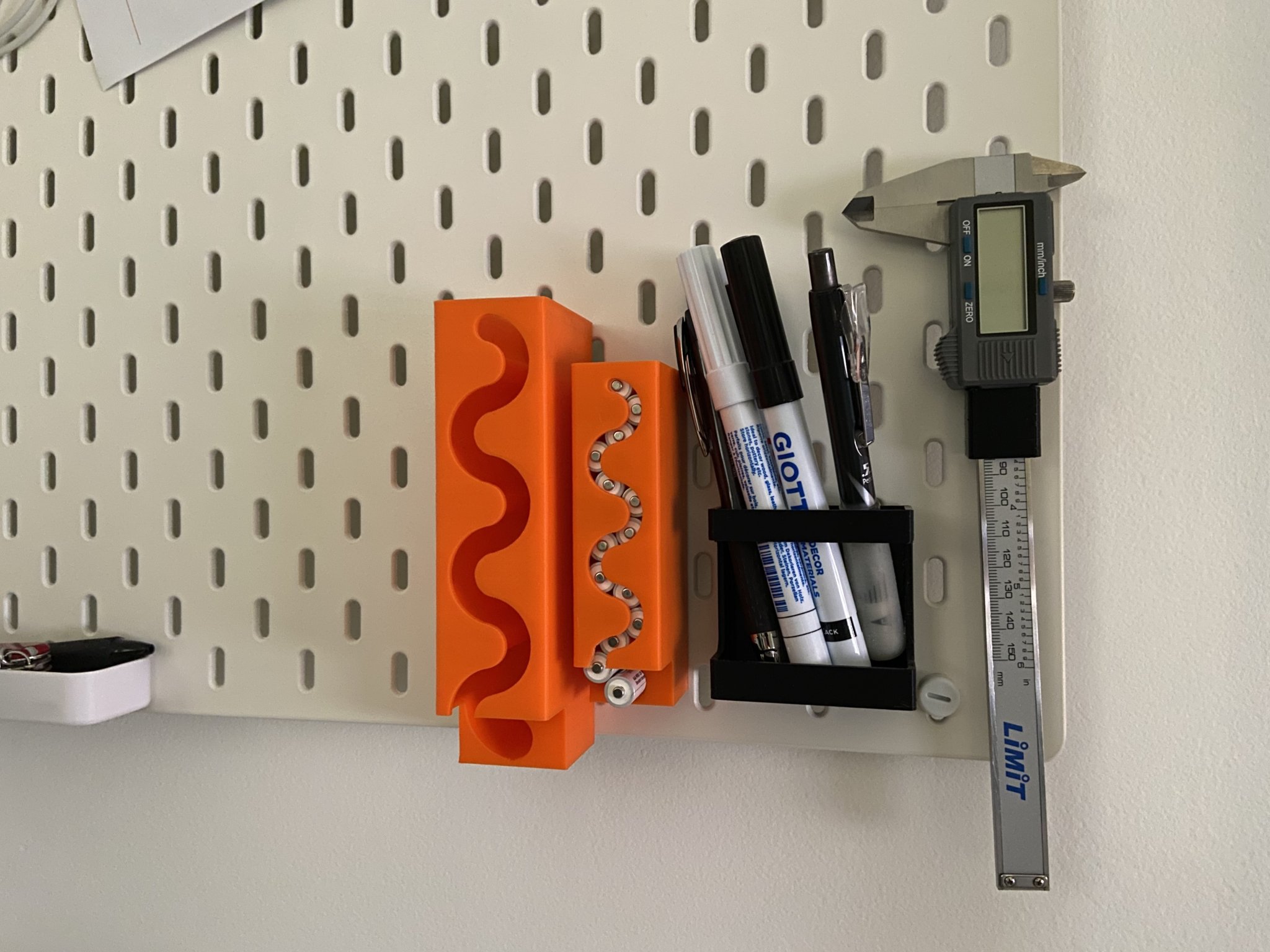 Giá đỡ pin AA và AAA cho bảng treo Skådis của IKEA