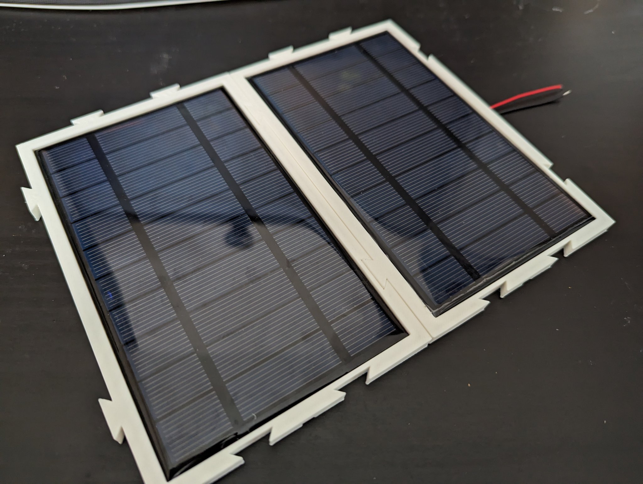 Khung pin mặt trời 142mm x 85mm với thiết kế thông minh