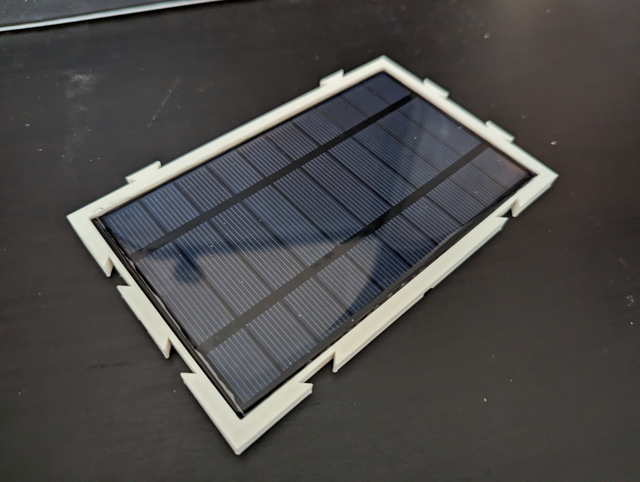 Khung pin mặt trời 142mm x 85mm với thiết kế thông minh