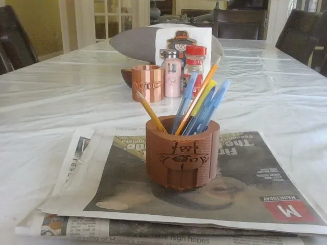 Giá đỡ bút Dilbert hài hước cho dân văn phòng