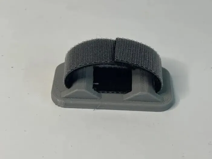 Giá đỡ cáp đa năng với móc và vòng dính