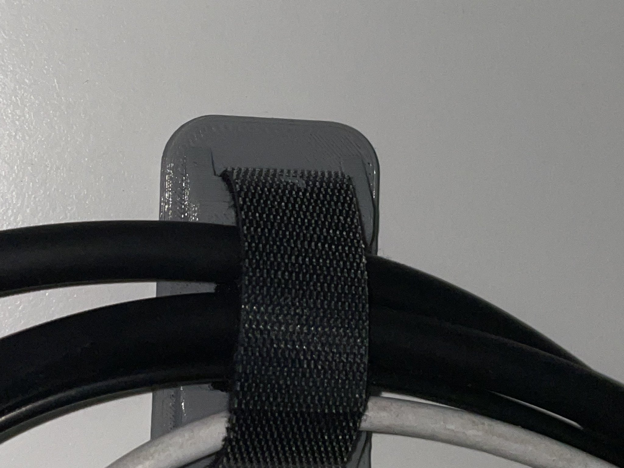 Giá đỡ cáp đa năng với móc và vòng dính