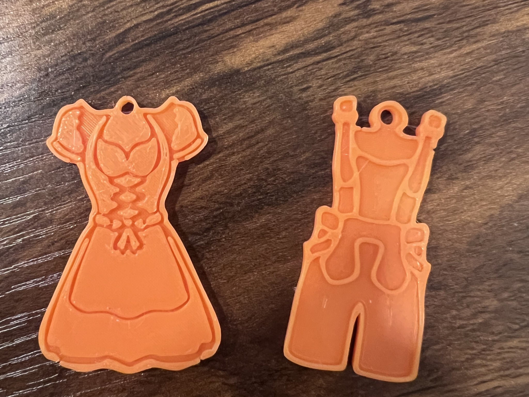 Móc khóa nhỏ chủ đề Oktoberfest với lederhosen và dirndl