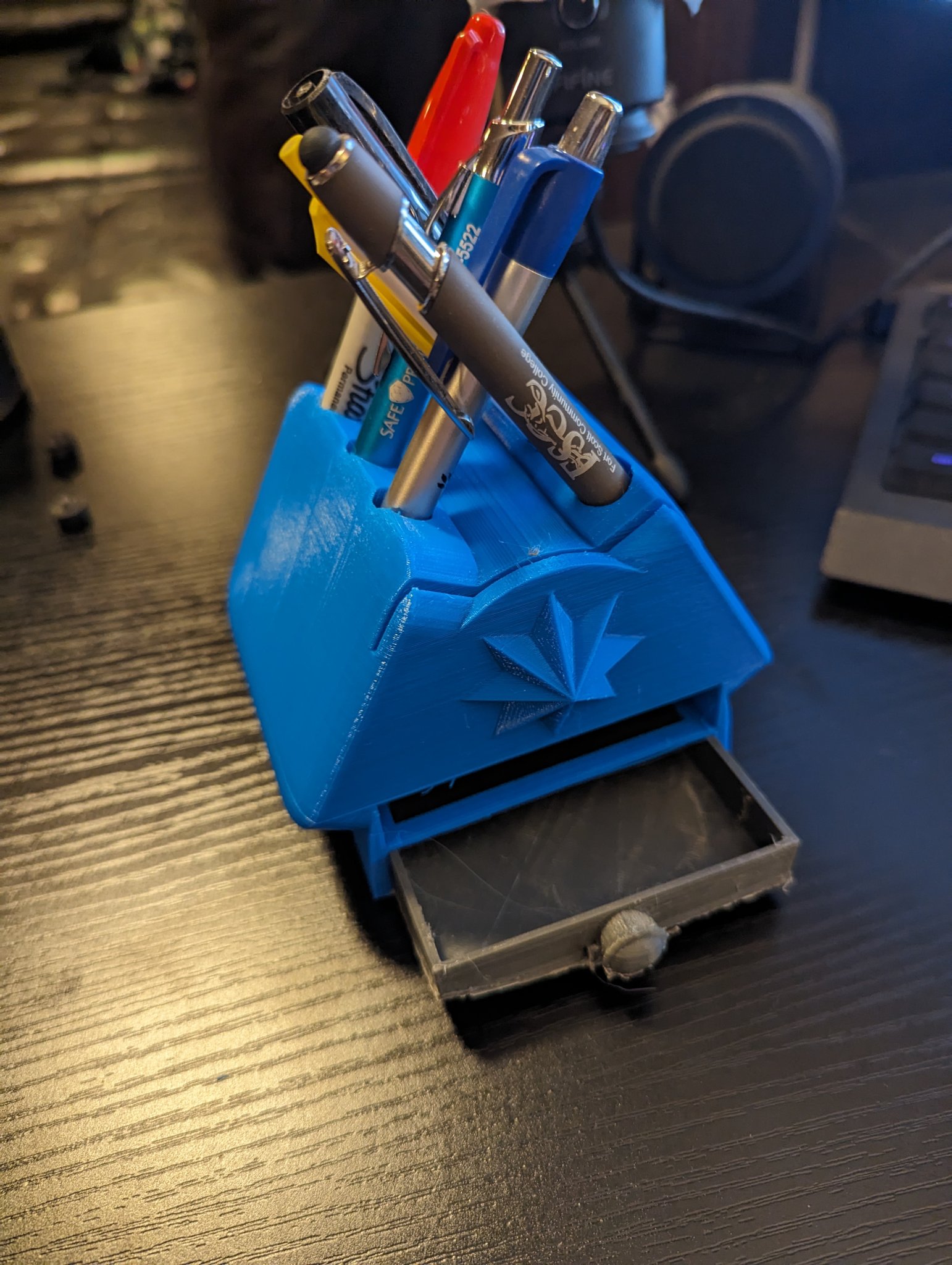 Giá đỡ bút theo chủ đề chuồng trại với ngăn kéo tiện lợi