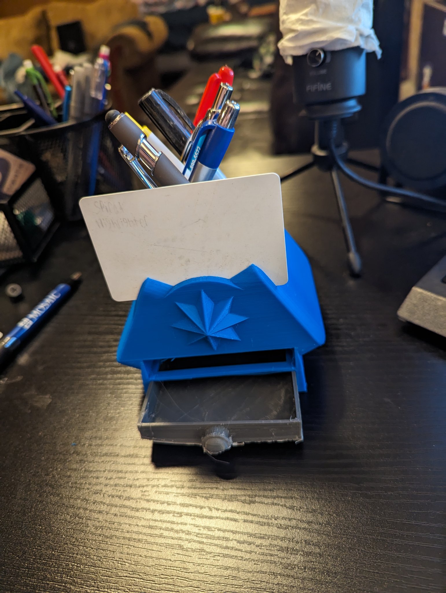 Giá đỡ bút theo chủ đề chuồng trại với ngăn kéo tiện lợi