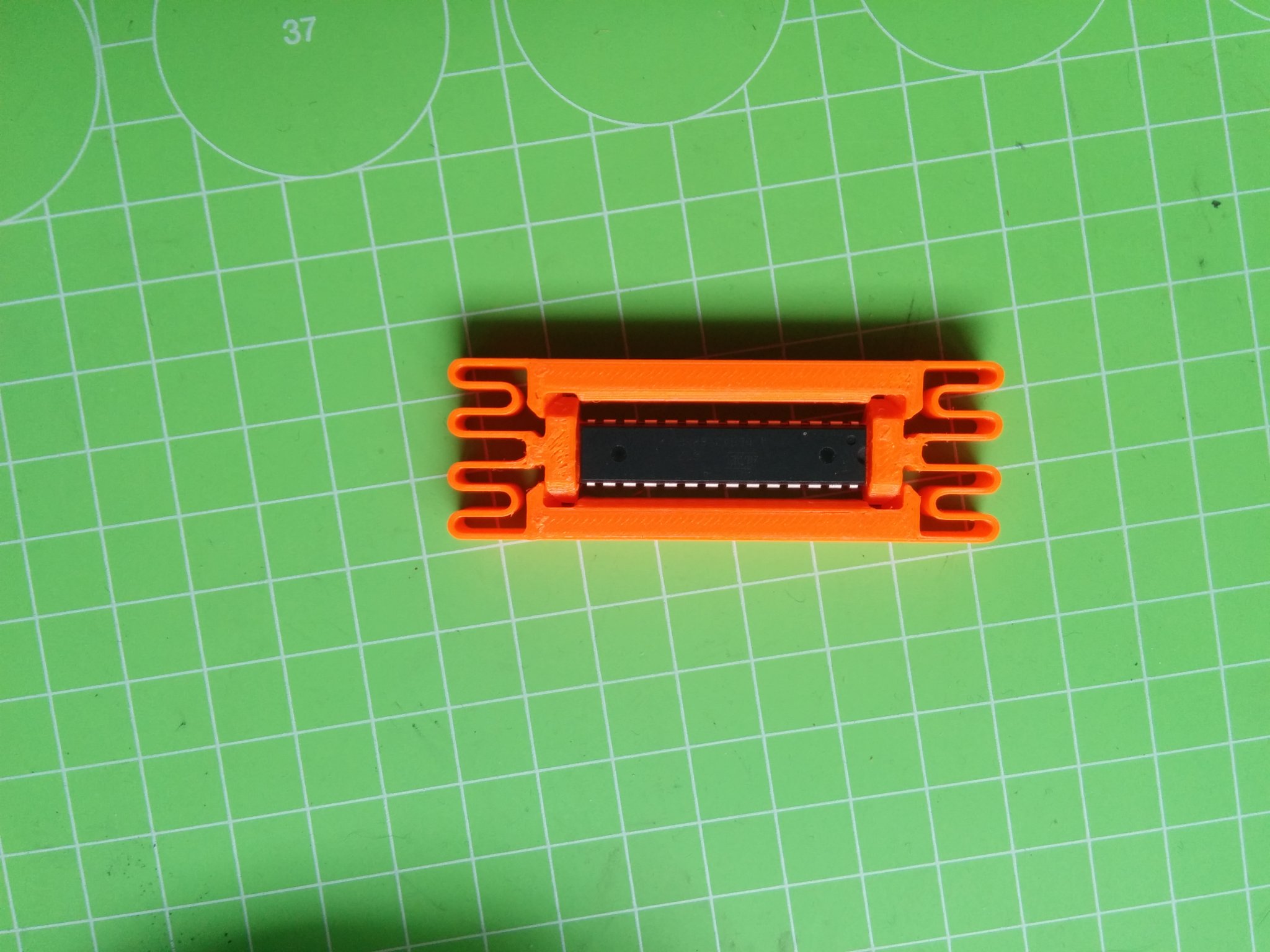 Công cụ chỉnh thẳng chân IC DIP tiện lợi