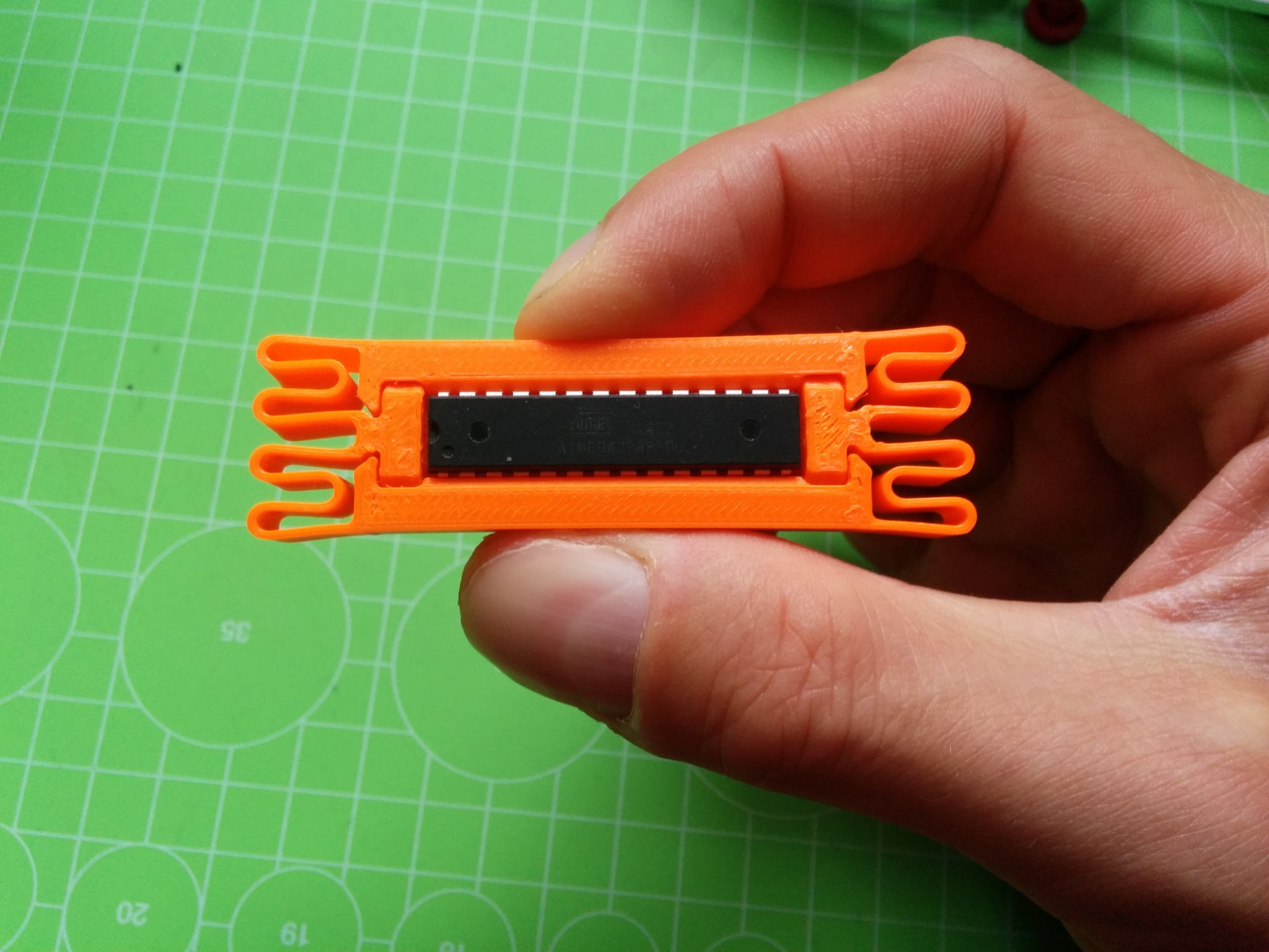 Công cụ chỉnh thẳng chân IC DIP tiện lợi