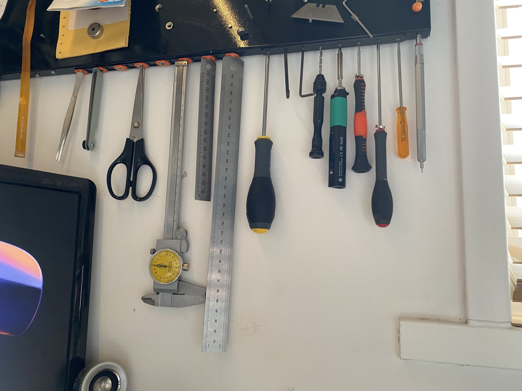 Giá đỡ từ tính nhỏ gọn cho vật dụng kim loại