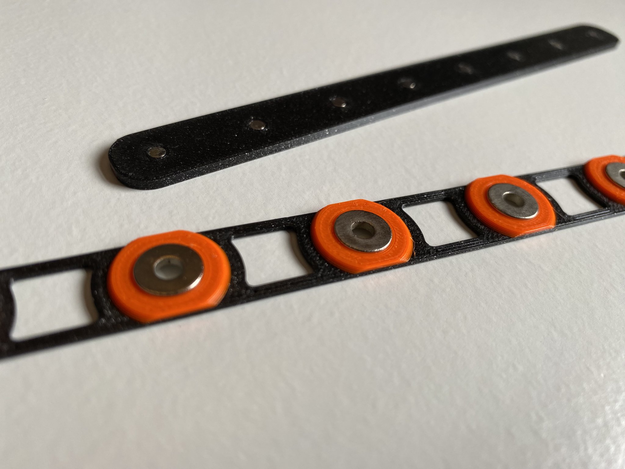 Giá đỡ từ tính nhỏ gọn cho vật dụng kim loại