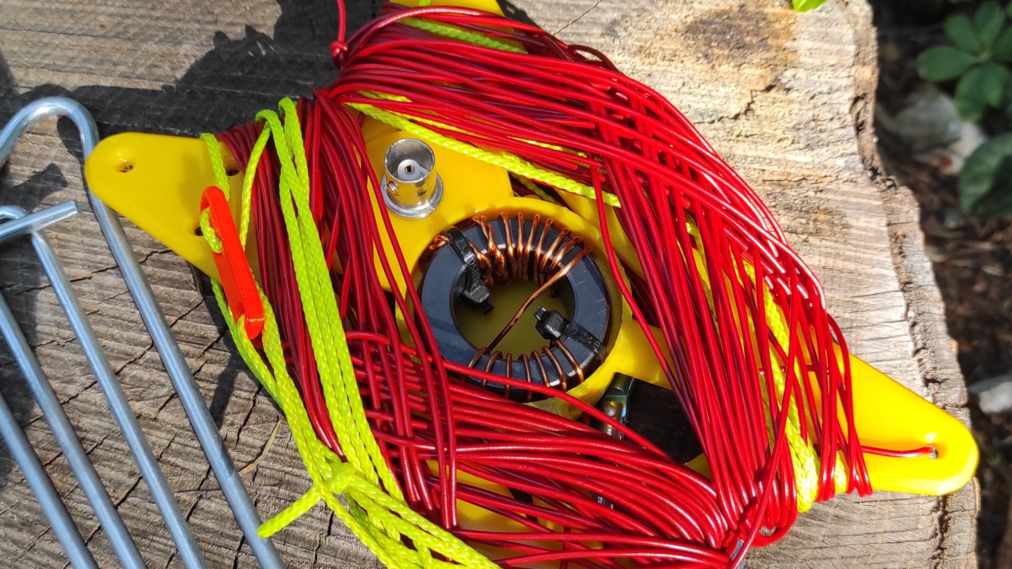 Cuộn ăng-ten với Balun tỉ lệ 1:64