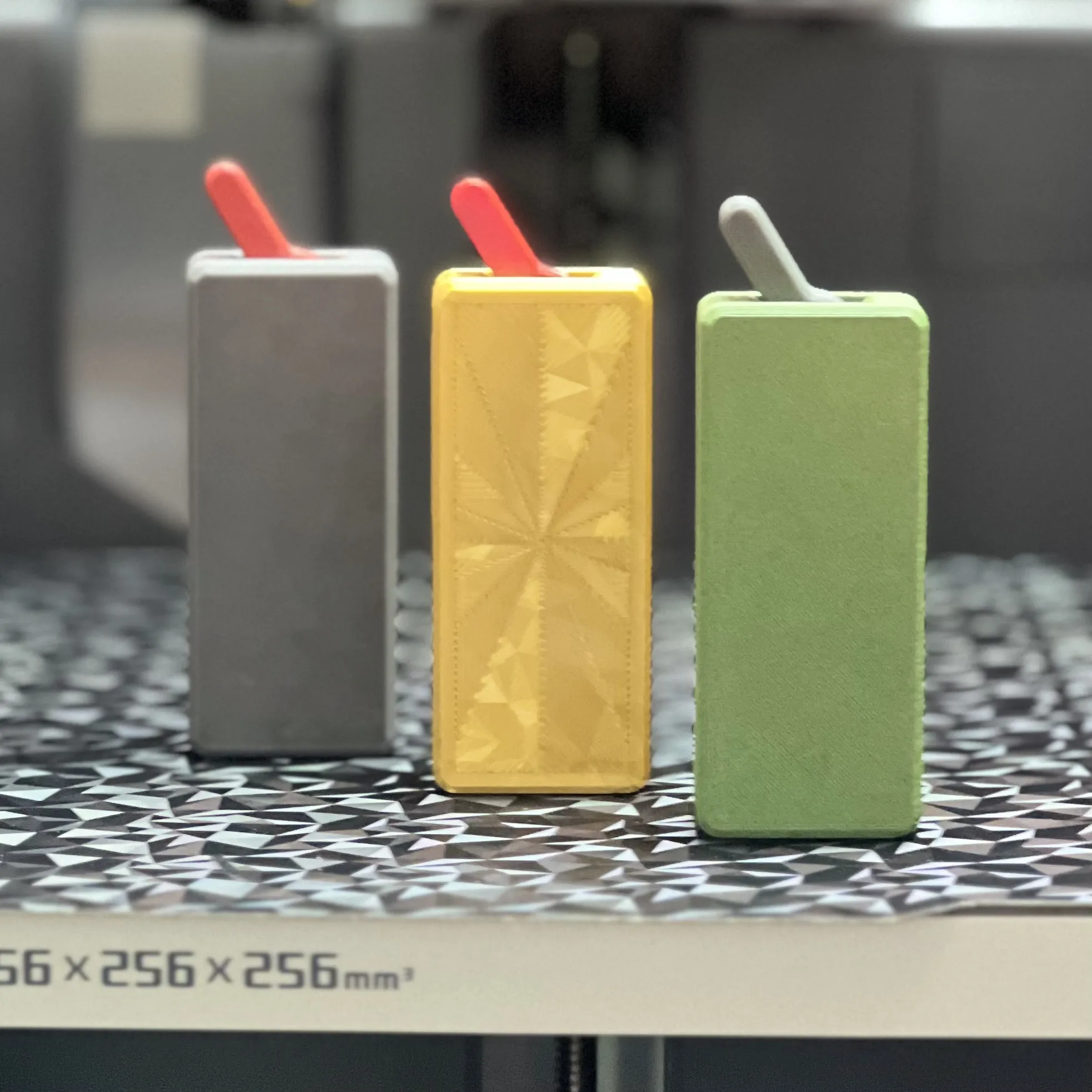 Công tắc gạt từ tính dài hơn giống bật lửa Bic