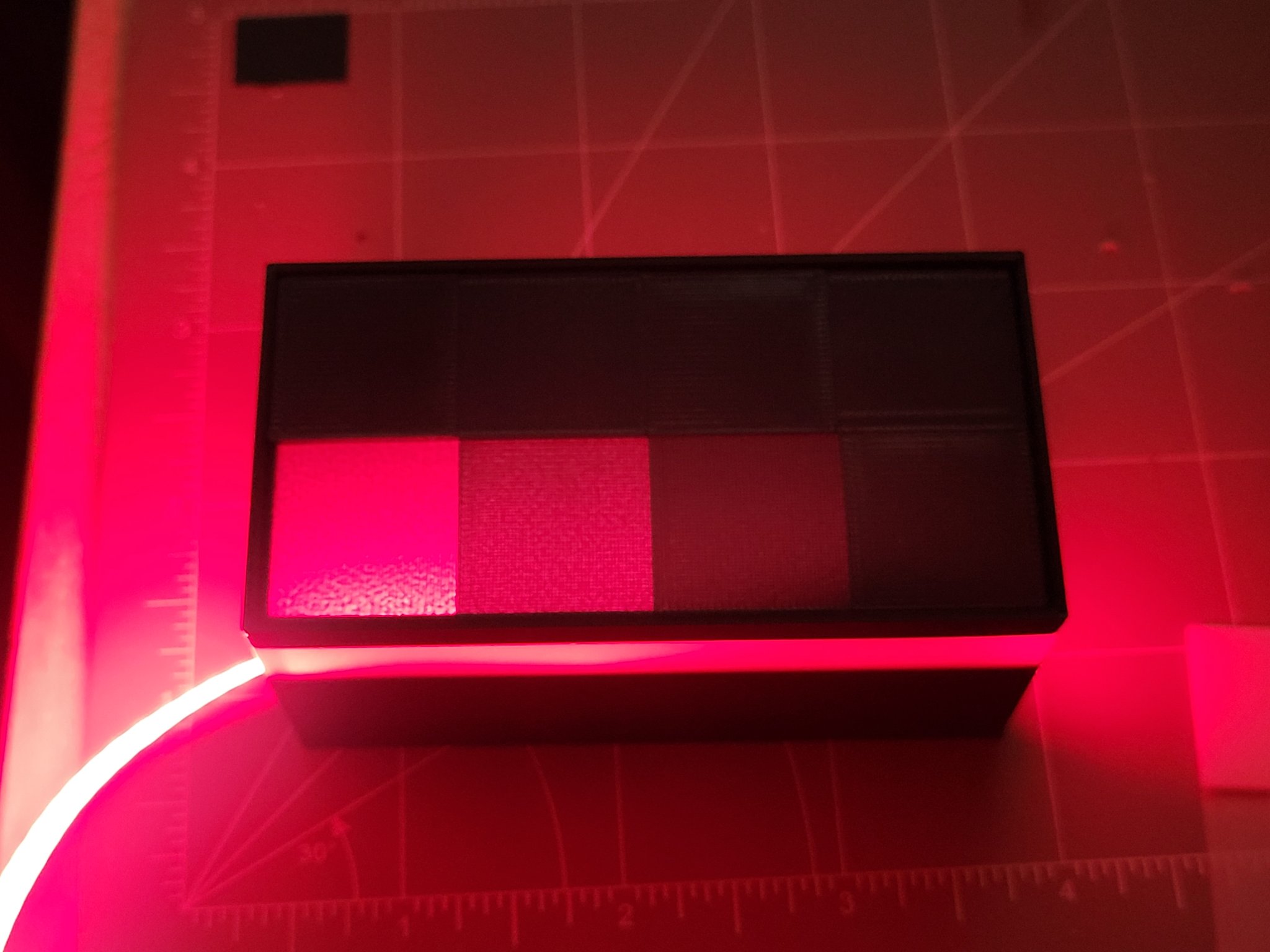 Hộp thử nghiệm LED Rev's LTD với thiết kế thông minh