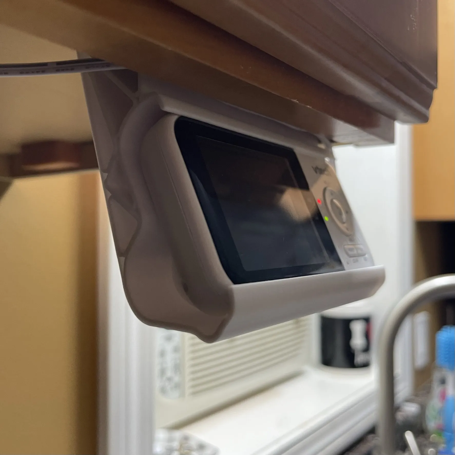 Giá đỡ camera VTech VM819 gắn dưới tủ bếp