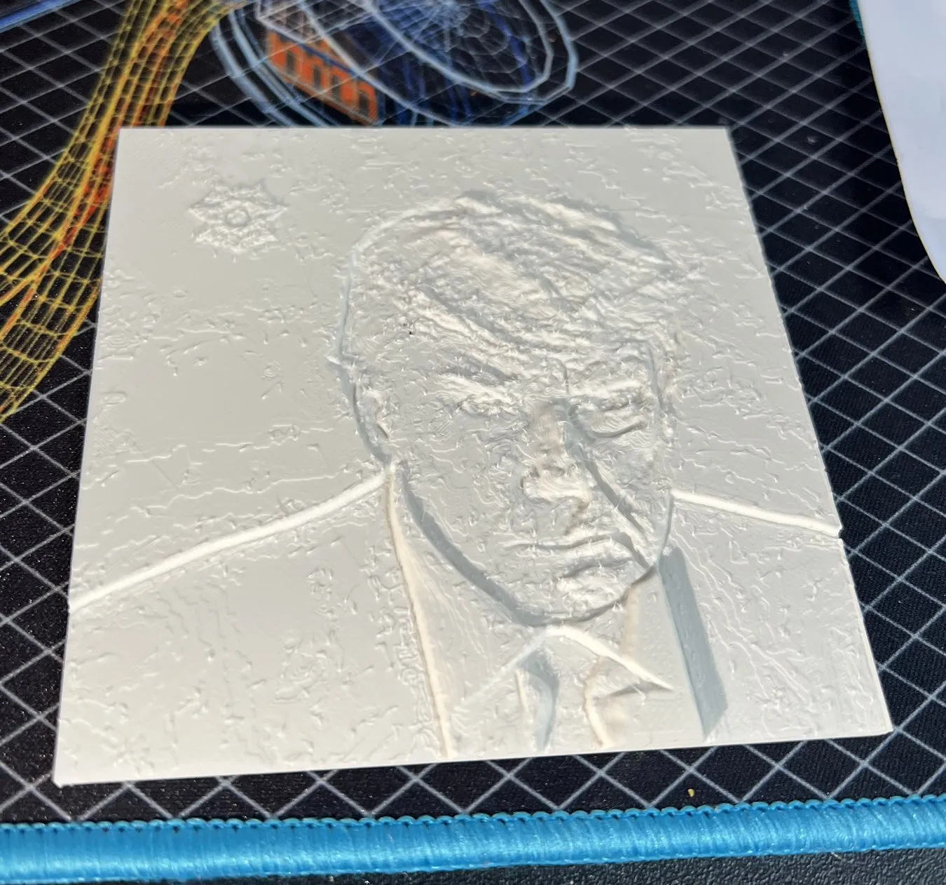 Đế lót ly hình ảnh Trump bị bắt giữ