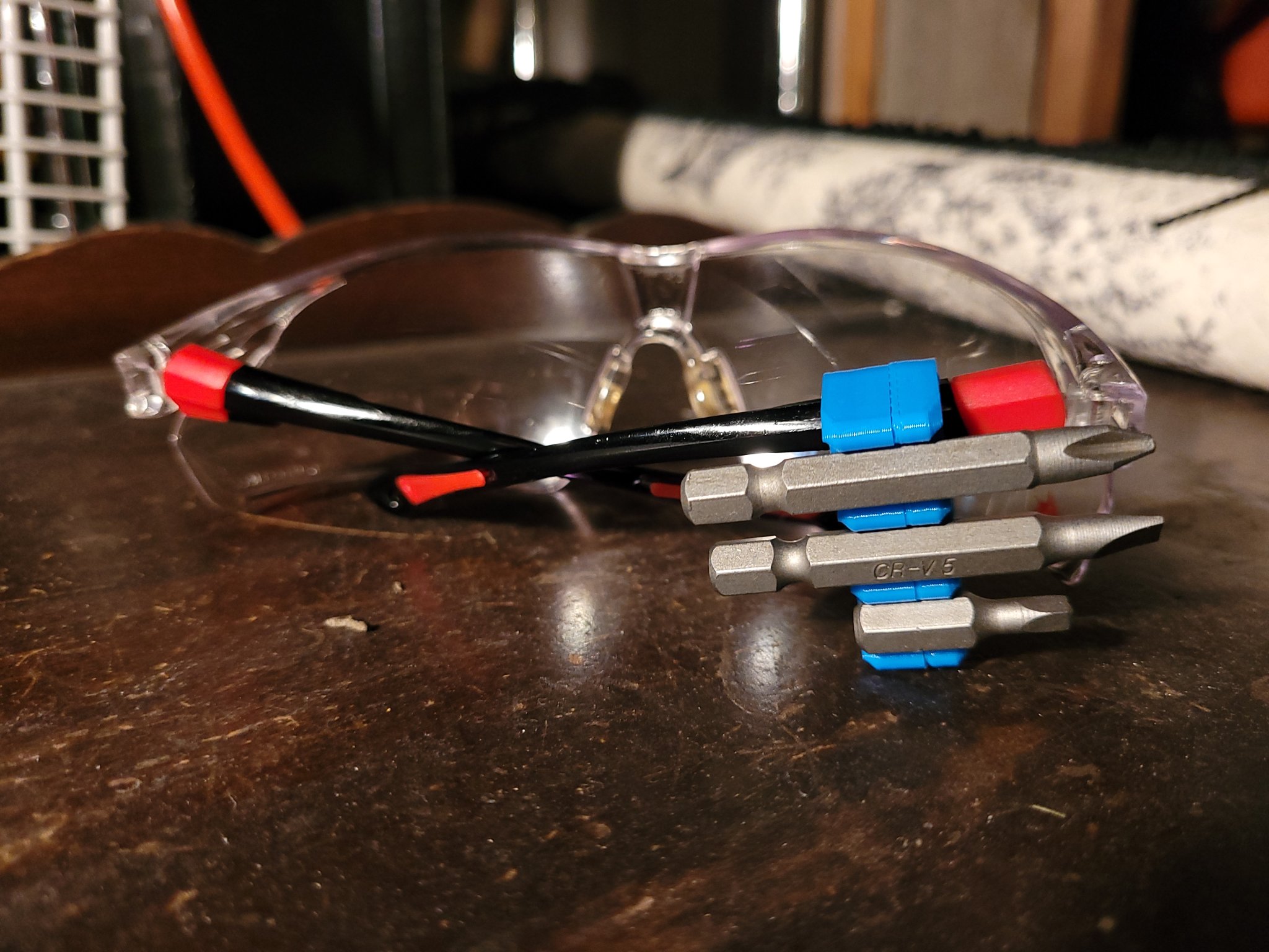 Giá đỡ bit gắn kính bảo hộ an toàn